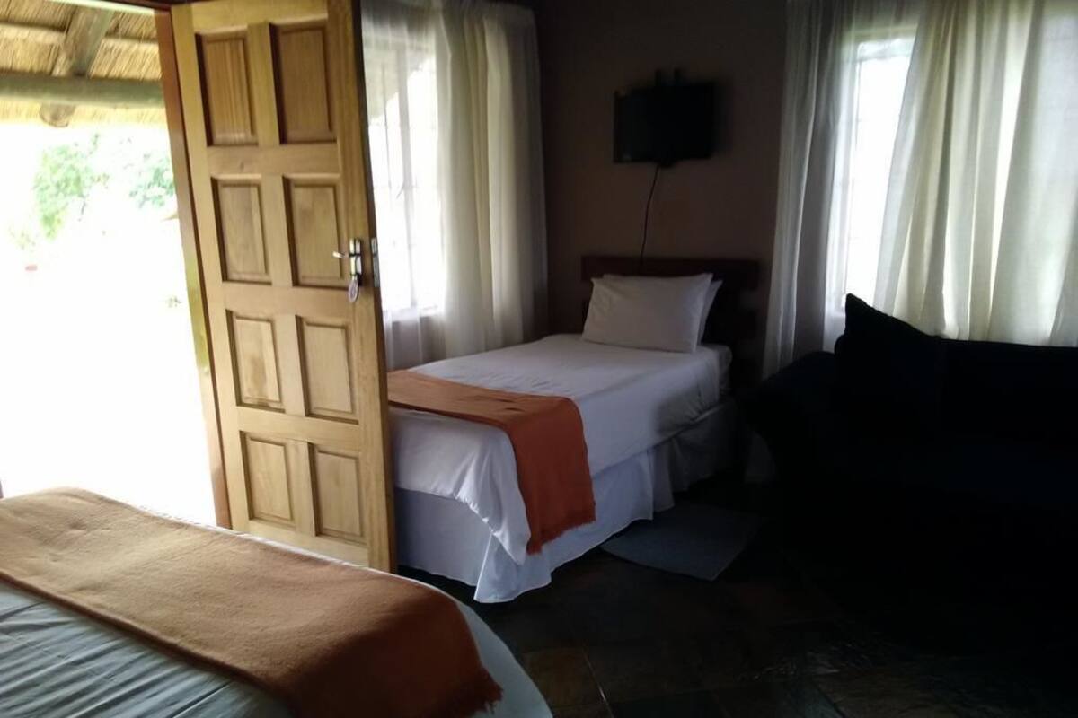 Family Chalet, Berbilang Katil, Kitchenette | Bar mini, peti besi dalam bilik, meja, langsir/tirai gelap terus 
