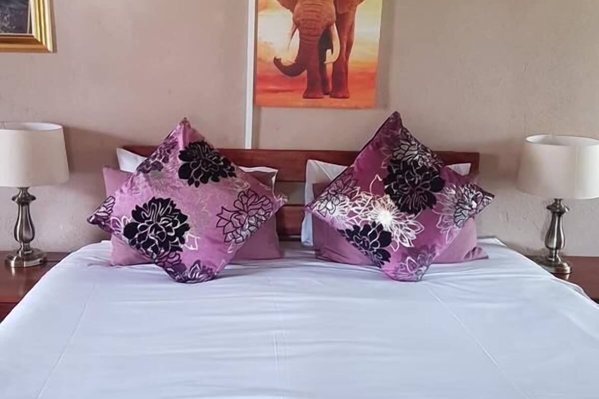 Room, 1 Katil Ratu (Queen) | Bar mini, peti besi dalam bilik, meja, langsir/tirai gelap terus 