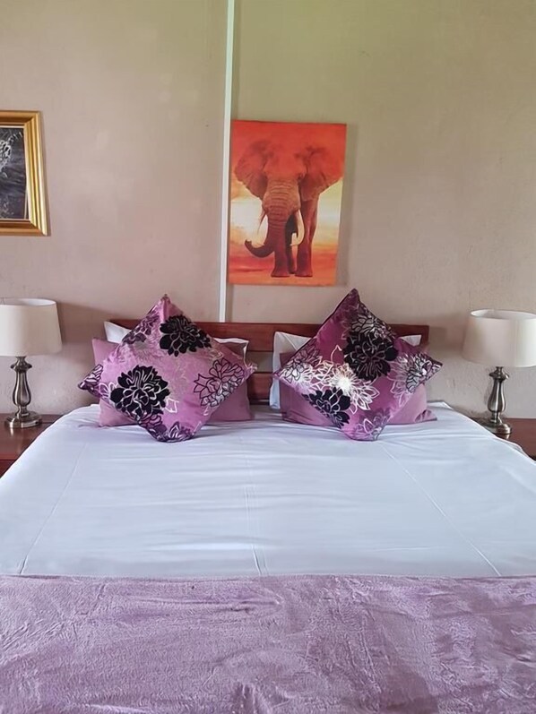 Minibar, in-room safe, desk, blackout curtains - Noma Nini Lodge And Restaurant (Mbombela)