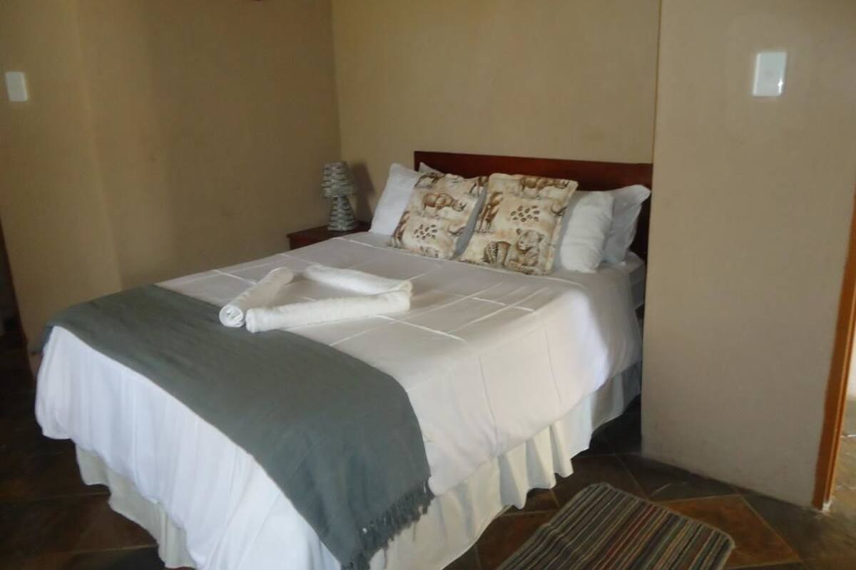 Double or Twin Room, Kitchenette | Bar mini, peti besi dalam bilik, meja, langsir/tirai gelap terus 