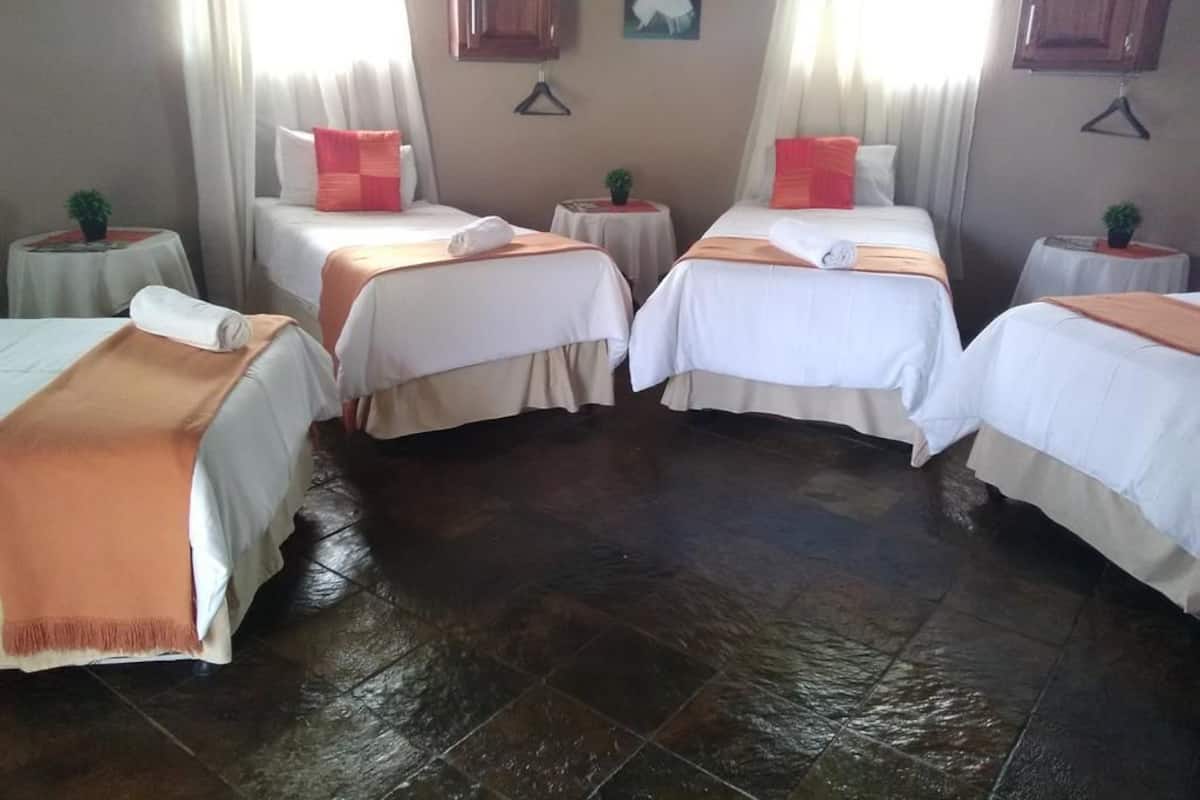 Dormitorio condiviso, letti multipli | Minibar, una cassaforte in camera, una scrivania, tende oscuranti
