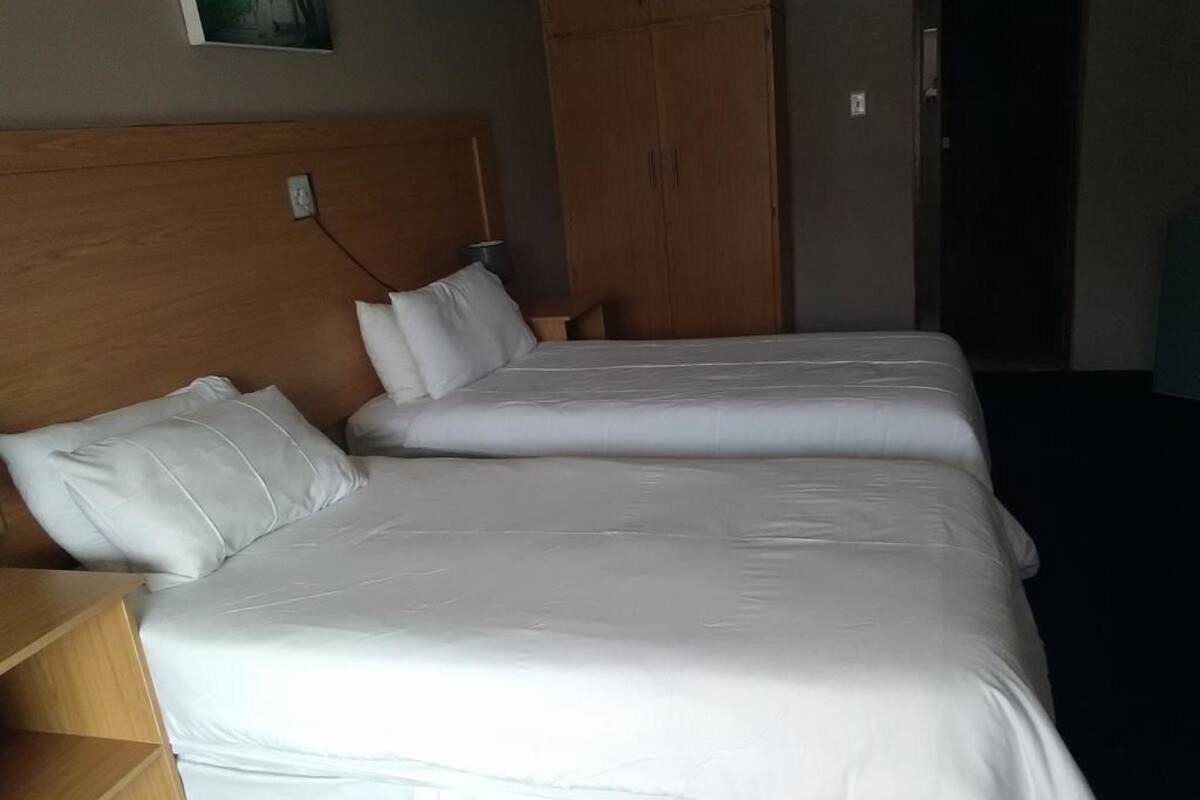 Standard Room, 2 Katil Bujang (Single), Non Smoking | Bar mini, peti besi dalam bilik, meja, langsir/tirai gelap terus 