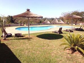 Piscine extérieure, parasols de plage