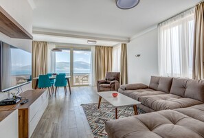 Appartement Familial, 1 chambre | Salle de séjour | Télévision à écran plat de 55 pouces avec chaînes par satellite