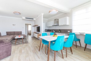 Appartement Familial, 1 chambre | Salle de séjour | Télévision à écran plat de 55 pouces avec chaînes par satellite