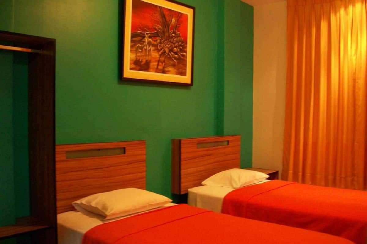 Quarto casal standard, 2 camas de solteiro | Cofres nos quartos, ferros/tábuas de passar roupa, Wi-Fi de cortesia