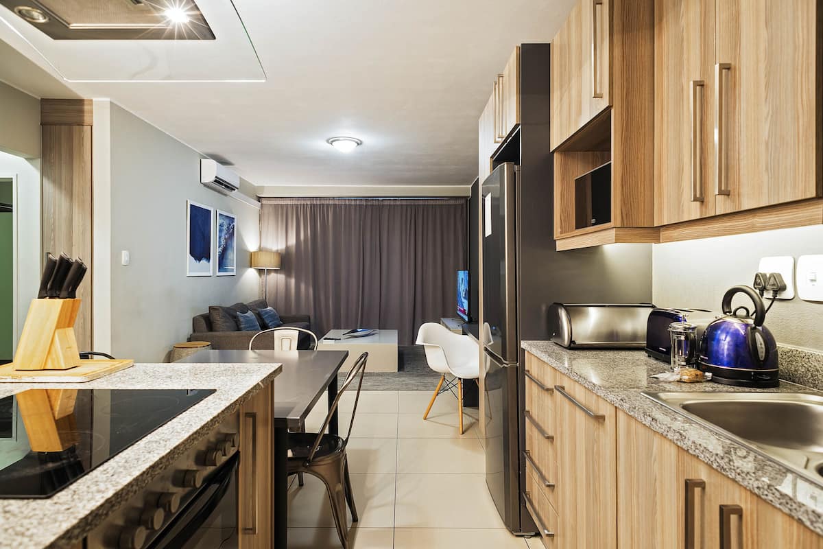 Executive Apartment, 2 Bedrooms, Non Smoking | Private kitchen