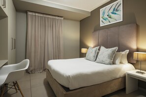Appartement luxueux, 2 chambres, non-fumeur | Coffre-fort, décor unique, ameublement unique, bureau