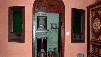 Suite, plusieurs lits, non-fumeurs | Bureau, lits bébé (gratuits), Wi-Fi gratuit