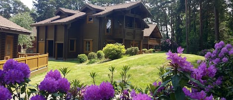 Chalet Deluxe, 3 camere da letto, vista resort, lato giardino | 3 camere, una scrivania, postazione laptop, tende oscuranti