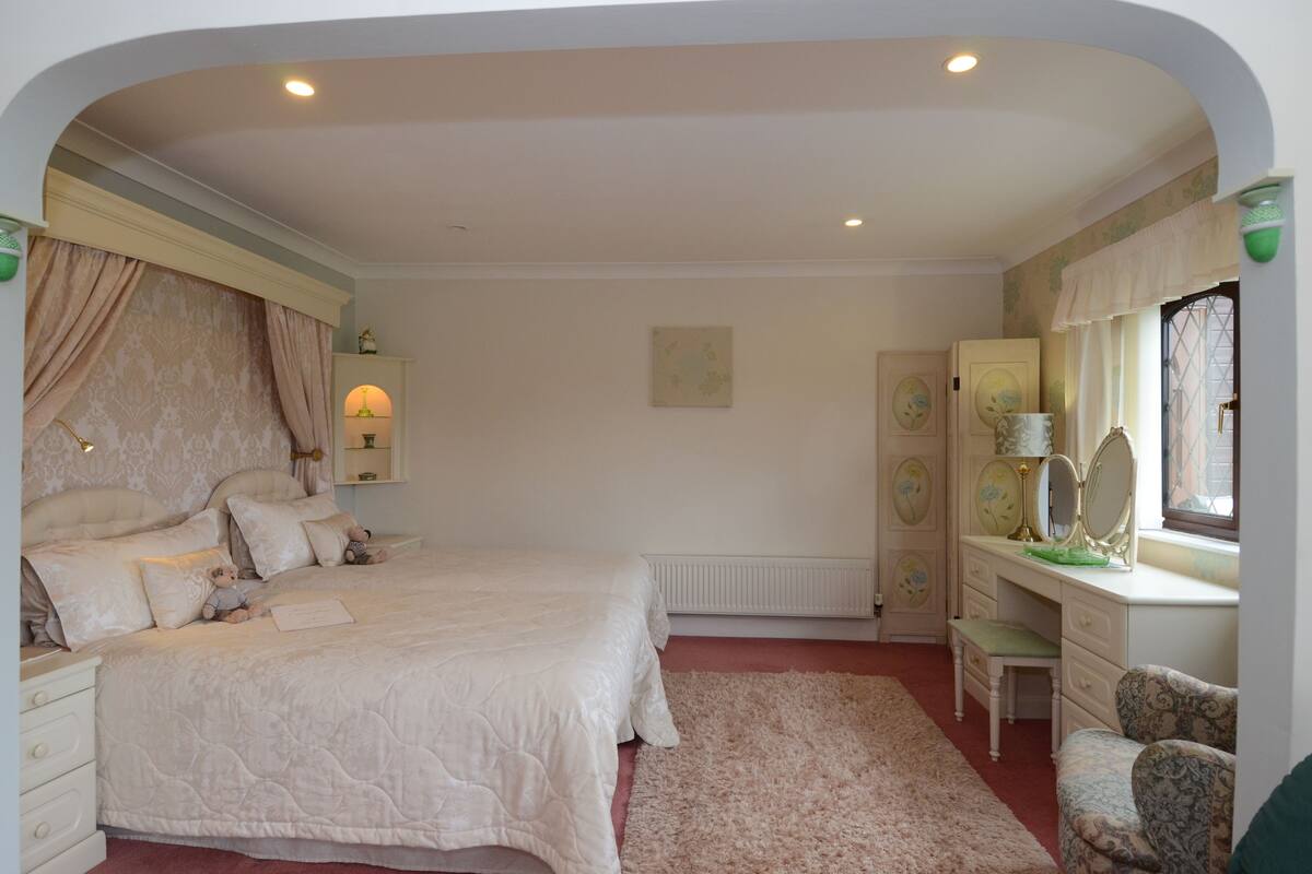 Premium bedding, iron/ironing board, free WiFi, bed sheets