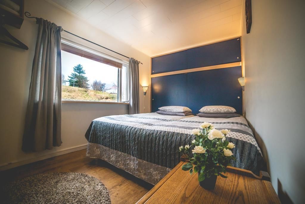 Desk, blackout drapes, free WiFi, bed sheets