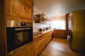 Full-sized fridge, microwave, oven, stovetop - Dream Guesthouse Vik (Vik I Myrdal)