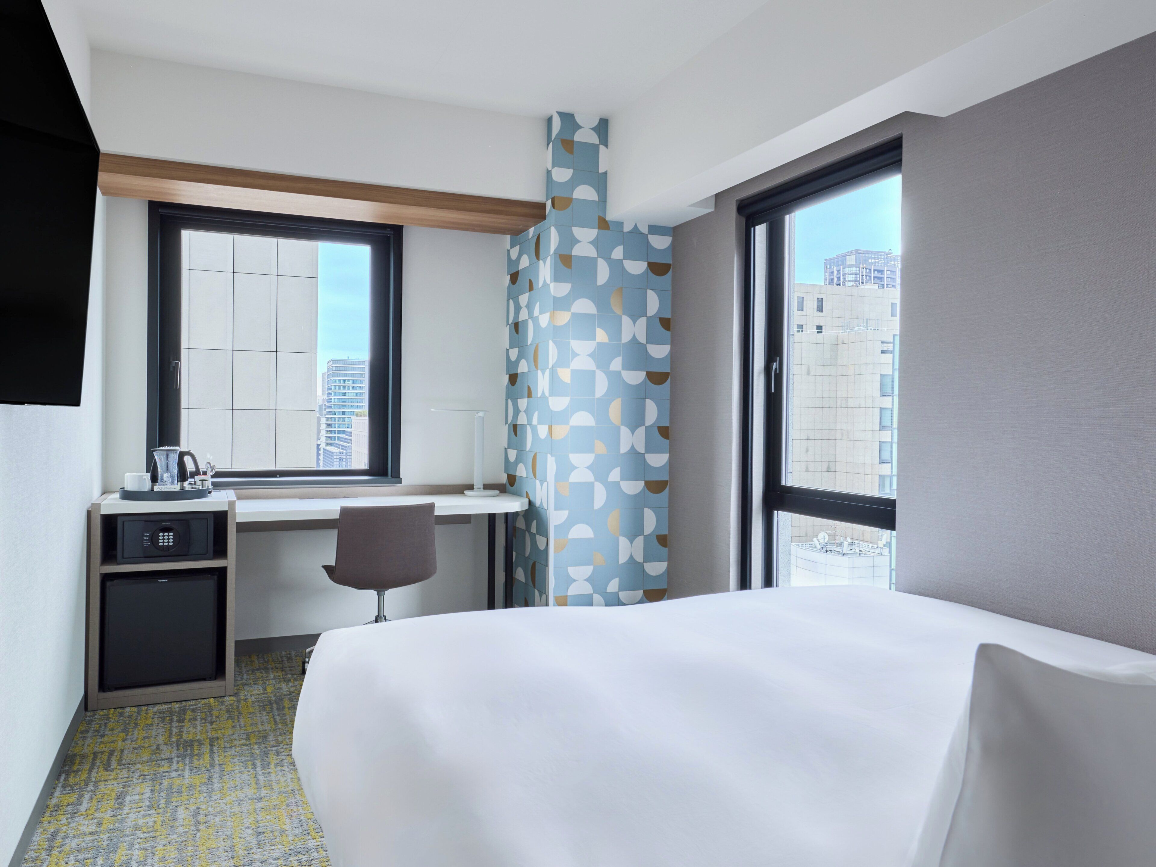 Room, 1 King Bed, Corner (High Floor, Free Breakfast)