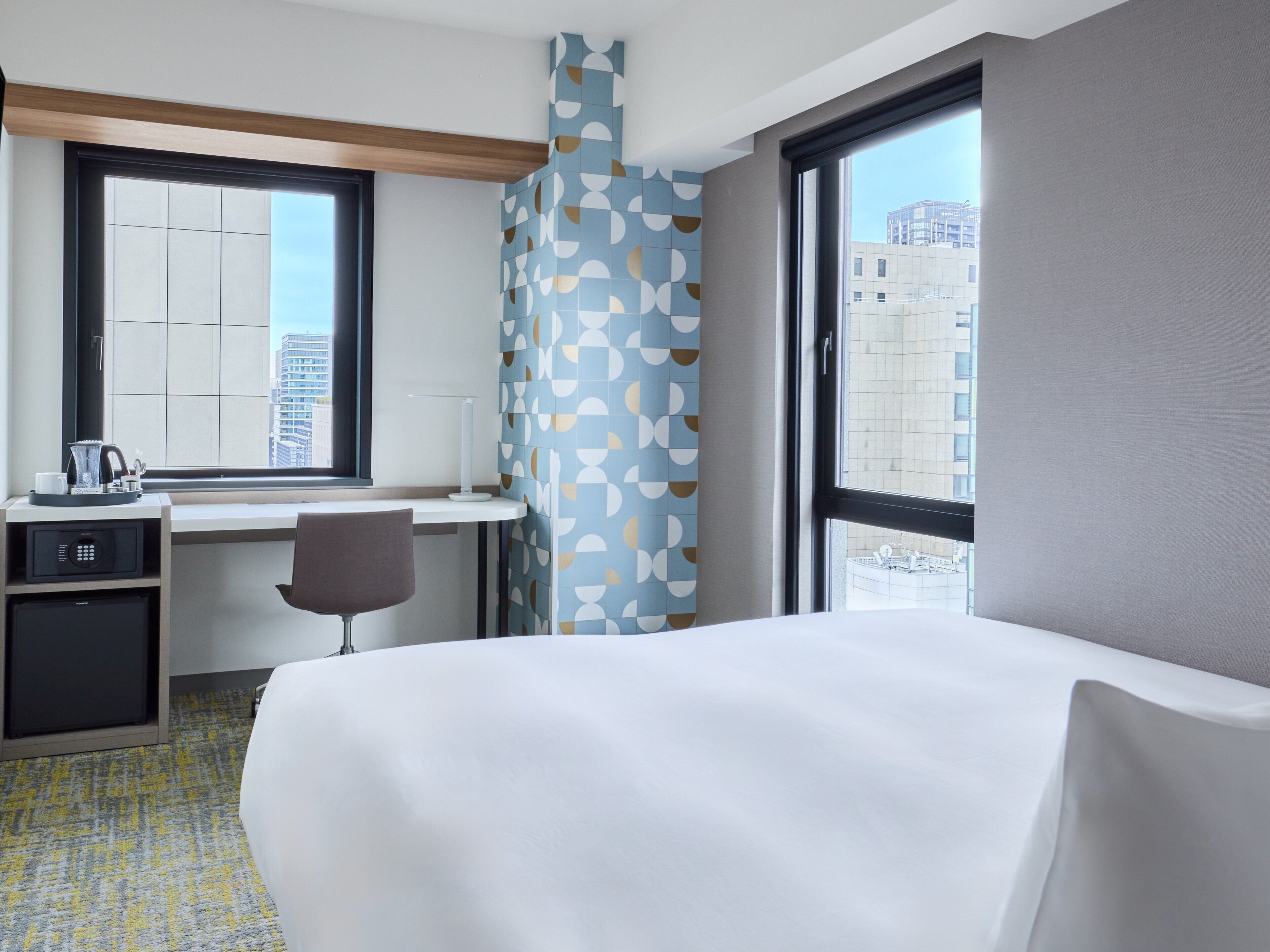 Room, 1 King Bed, Corner (High Floor, Free Breakfast) | In-room safe, desk, laptop workspace, blackout drapes