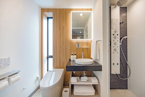 Kelengkapan dandanan diri percuma, pengering rambut, selipar, bidet 