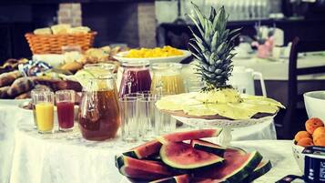 每日供應當地料理早餐 (每人 EUR4)