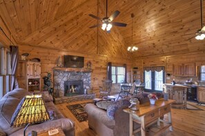 Cabana, várias camas, para não fumantes | Sala de estar | TV de tela plana