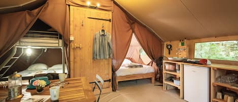 Tienda de campaña, 2 habitaciones (Trappeur) | Área de sala de estar | Tenis de mesa