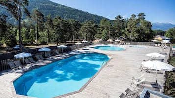 Piscine extérieure (ouverte en saison), parasols de plage