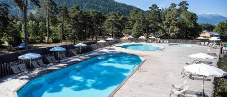 AuĂenpool (je nach Saison geöffnet), Sonnenschirme, LiegestĂŒhle