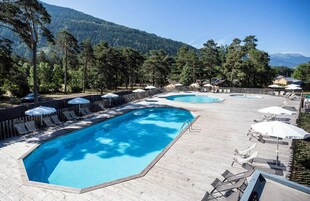 季節限定屋外プール、営業時間 9:00 ～ 18:00、プール パラソル、サンラウンジャー