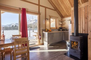 Chalet, 2 chambres (Montana) | Lits bébé (gratuits), draps fournis