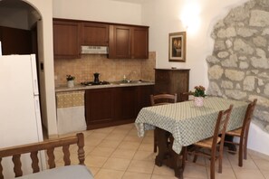Appartement Standard | Cuisine privée | Réfrigérateur, surface de cuisson, vaisselle et ustensiles