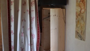 Double Room, Garden View | Room amenity - Chambre d'hôte La Medievale (Sail-les-Bains)