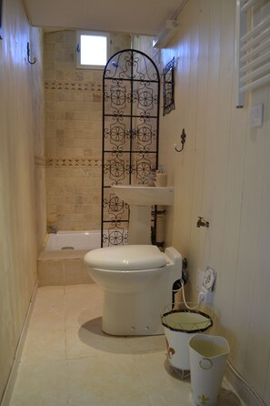 Chambre Double, vue jardin | Salle de bain