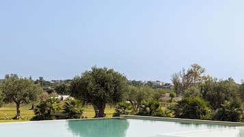 Piscina externa, funciona das 9h às 20h, espreguiçadeiras