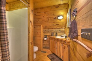 キャビン クイーンベッド 2 台 禁煙 | バスルーム | タオル