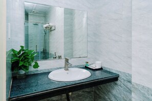 Phòng 3 Deluxe, 1 phòng ngủ, quang cảnh biển | Phòng tắm | Buồng tắm vòi sen, đồ dùng nhà tắm miễn phí, máy sấy tóc 