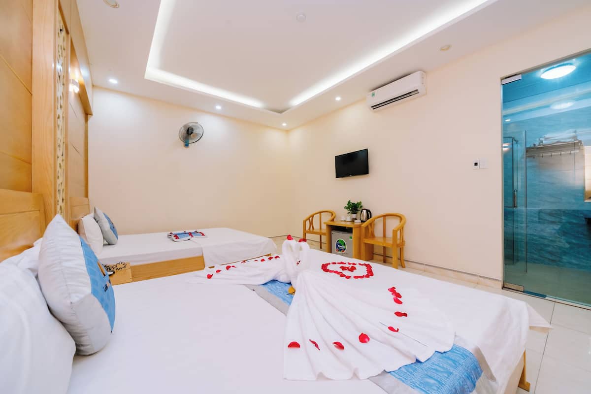 Standard Twin Room | Minibar, desk, blackout drapes, soundproofing