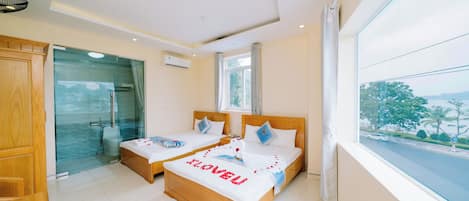 Deluxe-Dreibettzimmer, 1 Schlafzimmer, Meerblick | Minibar, Schreibtisch, Verdunkelungsvorhänge, schallisolierte Zimmer