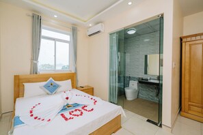 Standard Double Room | Minibar, desk, blackout drapes, soundproofing - Lang Chai Hotel (Hai Phong)
