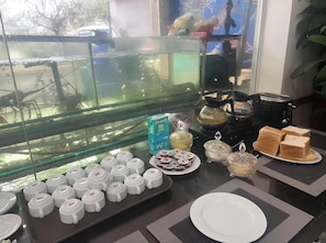 Breakfast, lunch, dinner served; local and international cuisine