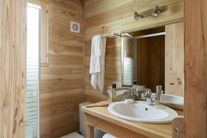 Cabane, 2 chambres | Salle de bain | Douche, serviettes fournies