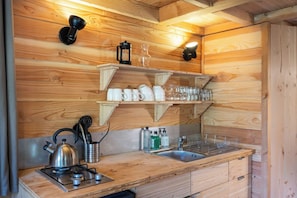 Ferienhütte, 2 Schlafzimmer | Eigene Küche | Herdplatte, Wasserkocher mit Kaffee-/Teezubehör