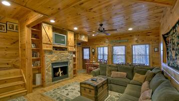 Cabin, Multiple Beds, Non Smoking | Living room | Flat-screen TV