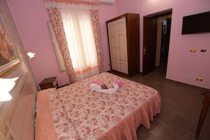Double Room | In-room safe, individually decorated, individually furnished, desk