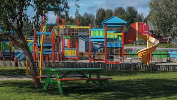 Área de juegos infantiles al aire libre