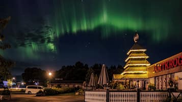 Majoituspaikan julkisivu illalla/yöllä