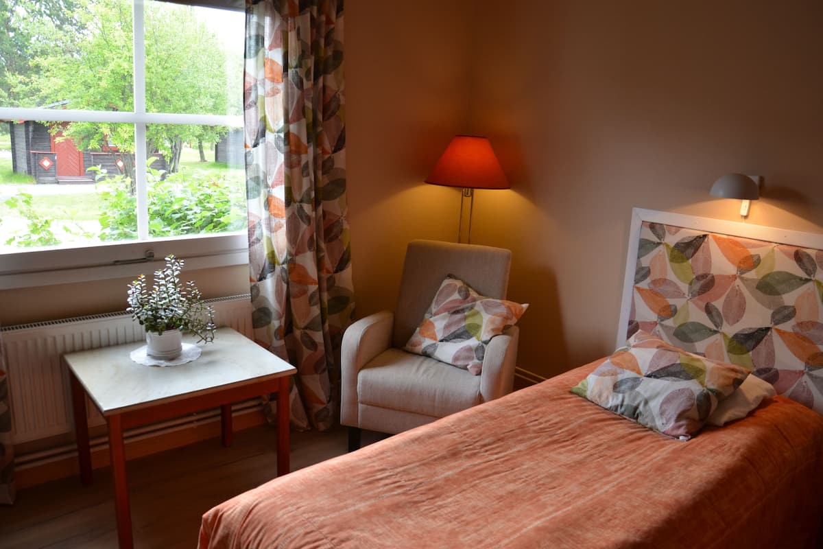 1 bedroom, individually decorated, individually furnished, desk