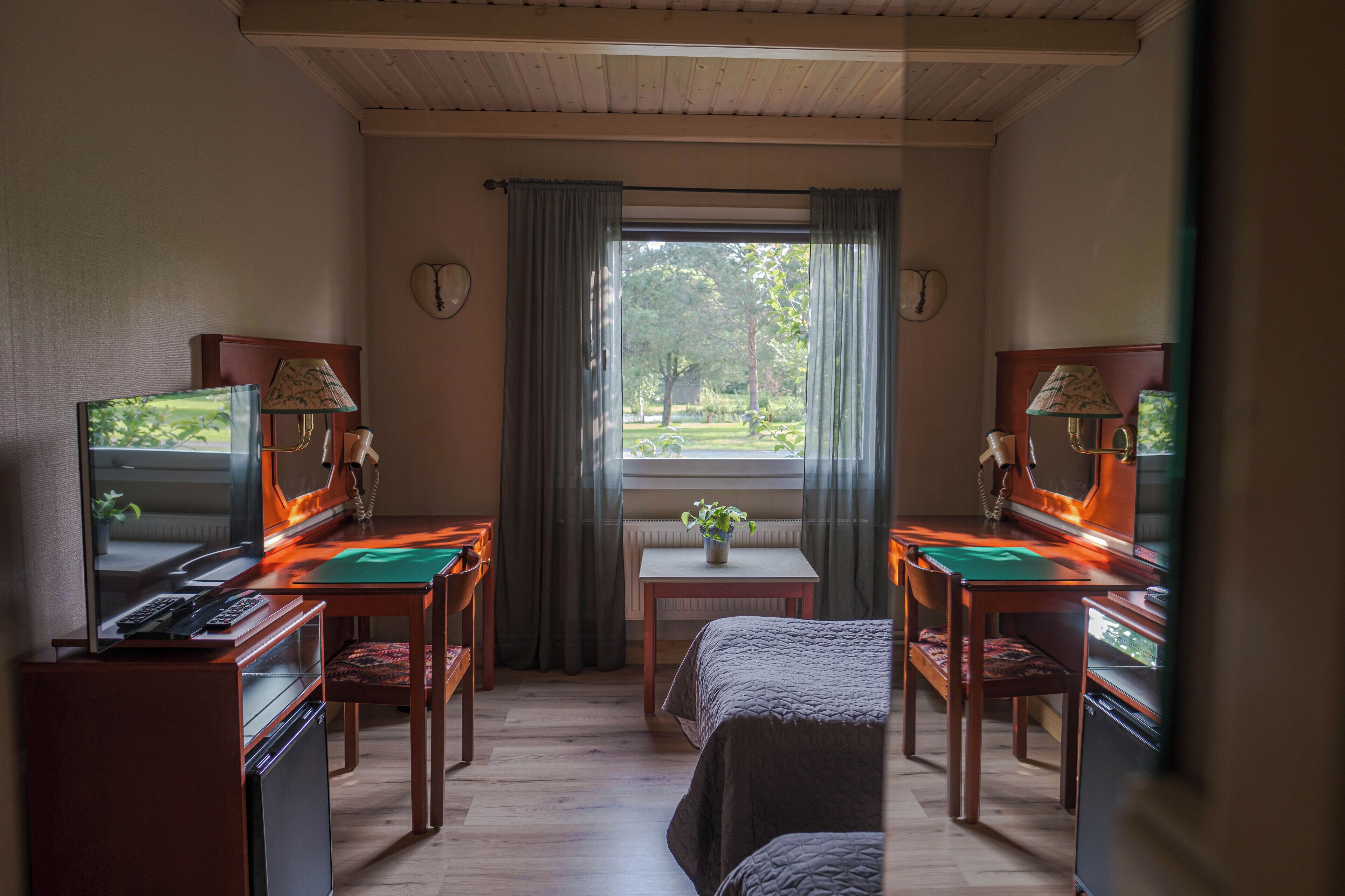 standard double or twin room, 2 single beds, non smoking, garden view | 1 bedroom, individually decorated, individually furnished, desk