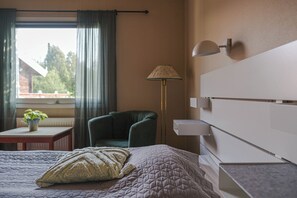 Chambre Standard Double ou avec lits jumeaux, 2 lits une place, non-fumeurs, vue jardin | Décoration personnalisée, ameublement personnalisé, bureau