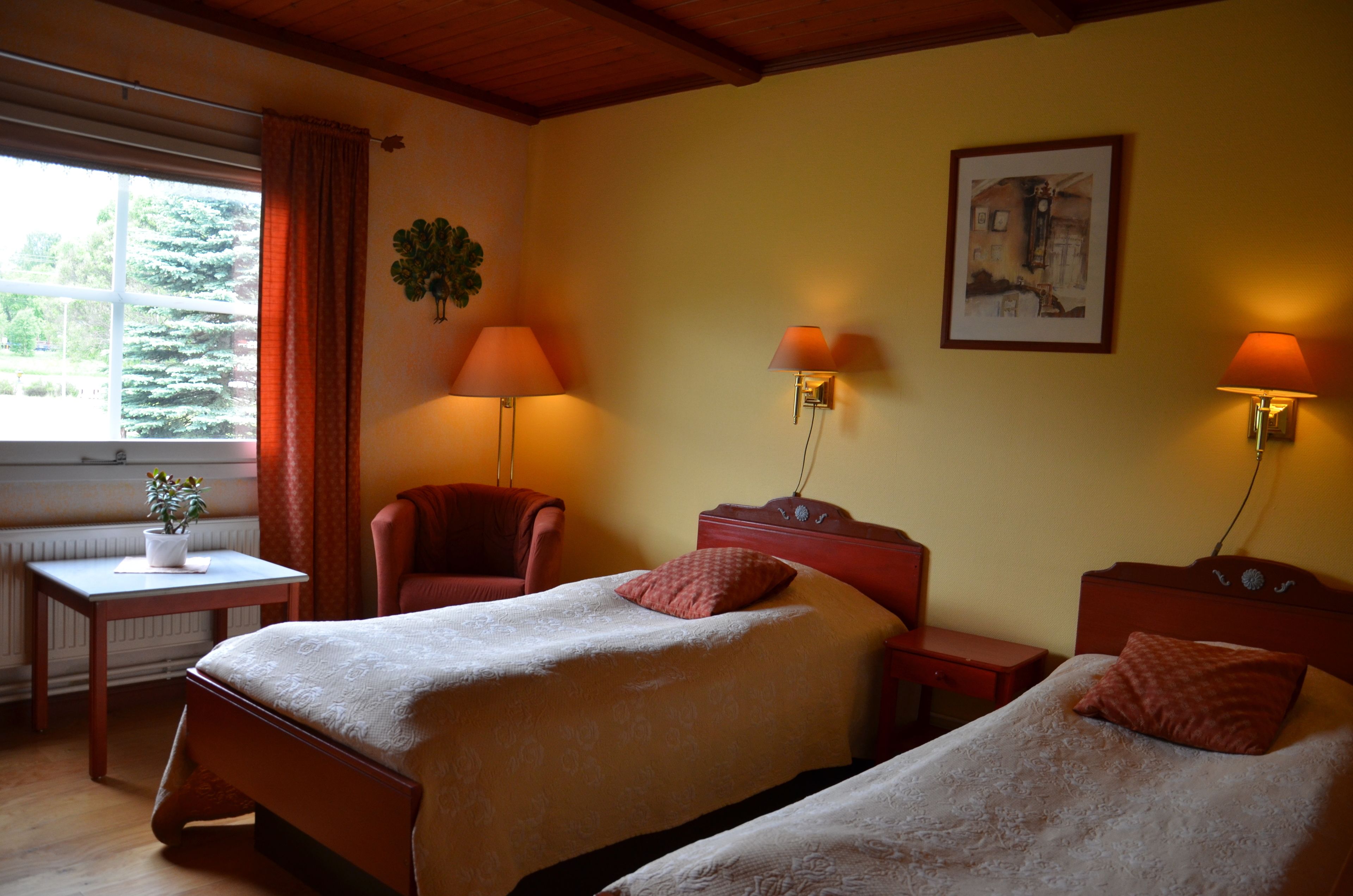 standard double or twin room, 2 single beds, non smoking, garden view | 1 bedroom, individually decorated, individually furnished, desk