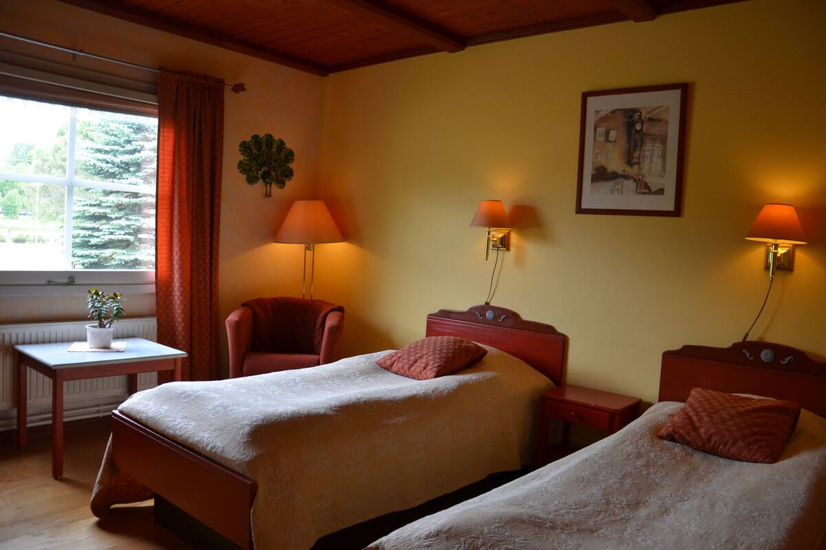 standard double or twin room, 2 single beds, non smoking, garden view | 1 bedroom, individually decorated, individually furnished, desk