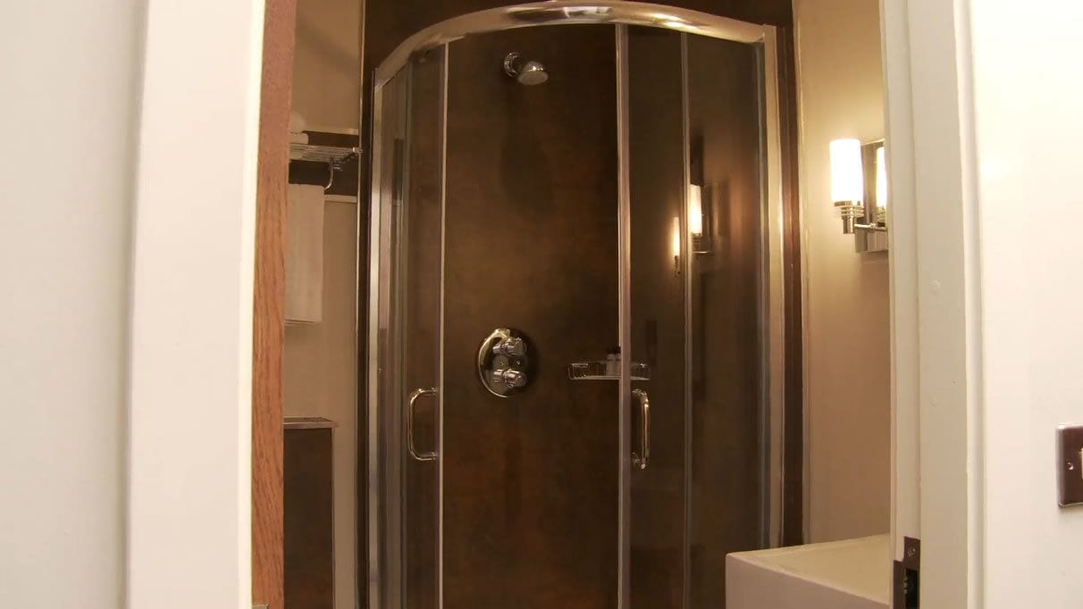 combined shower/bathtub, towels