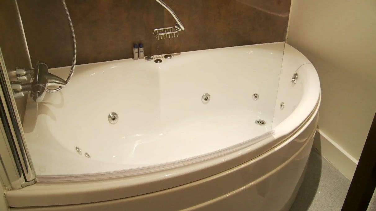 combined shower/bathtub, towels